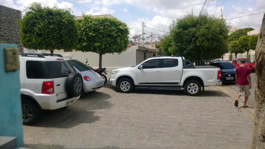 Carro de Daniel Valadares estacionado de forma irregular em frente a Rádio Pajeú 