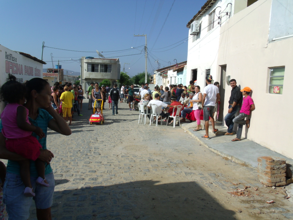 Populares lotam a rua