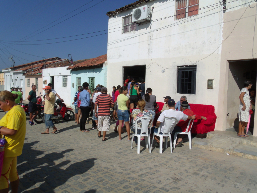 Populares na frente da casa da tia de Maria Jessiane