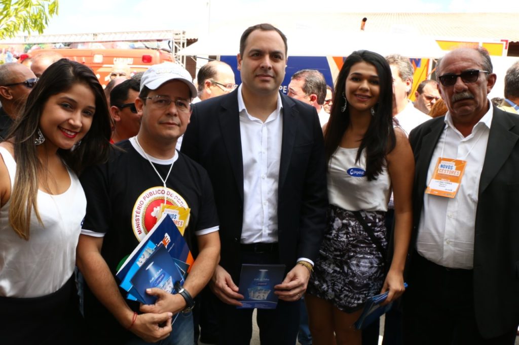 Apresentação do Leite de Cabra Pajelat ao governador Paulo Câmara e ao Presidente da AMUPE, Luciano Torres, por ocasião do encontro da AMUPE em Gravatá