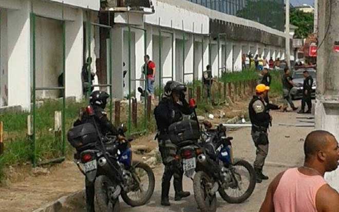 Dezenas de policiais militares estão na área e o clima é tenso. Foto: Renata Xavier/Cortesia