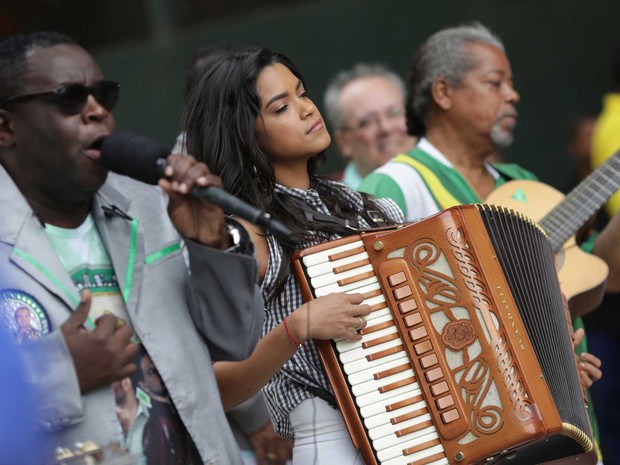 Lucy vai tocar sanfona no carro de som da Imperatriz ao lado do intérprete Marquinhos Art Samba (Foto: Rodrigo Gorosito/ G1)