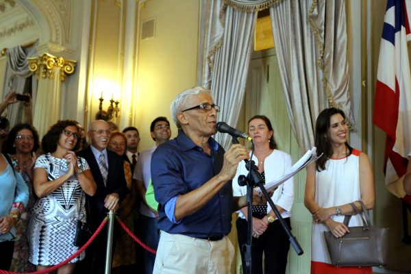 Representando todos os seis Patrimônios Vivos contemplados, Dedé Monteiro declamou poesias e destacou a importância do reconhecimento. “Pernambuco precisa conhecer sua própria identidade e é necessário que a cultura permaneça merecendo esse respeito”. Foto: Aluisio Moreira.